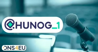 Konfereciaterem mikrofonnal, a képen a HUNOG és a DNS4EU logója.