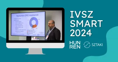Türkiz háttér, IVSZ SMART 2024 felirat, SZTAKI logó, monitor alakú keretben Rigó Ernő prezentálás közben.